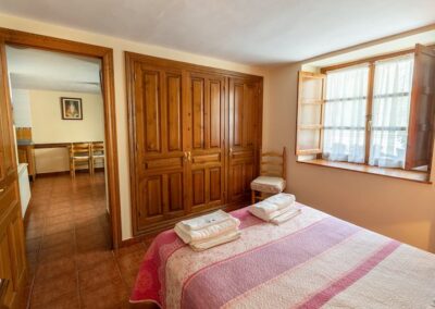 Dormitorio con armarios y cama doble del apartamento 1. Apartamentos rurales Villa García. Turismo rural en Picos de Europa