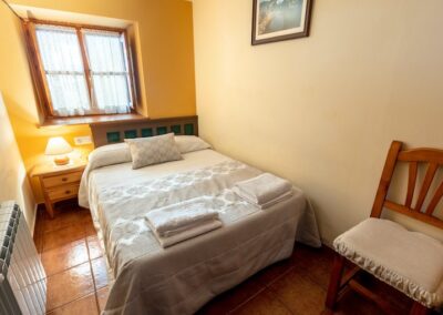 Dormitorio cama matrimonio del apartamento 1. Apartamentos rurales Villa García. Turismo rural en Picos de Europa Galeria