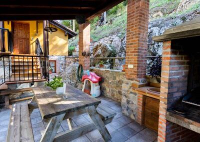 Terraza y barbacoa del apartamento 1 de los Apartamentos rurales Villa Garcia. Turismo en Asturias
